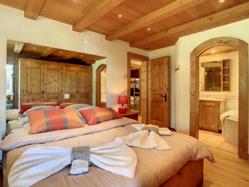 two beds in a room with wooden walls and wooden floors at Sovereu 124 in Verbier