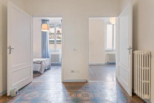 um quarto vazio com um corredor com paredes brancas em Appartamento Galgani - Affitti Brevi Italia em Lucca