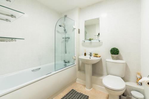 a bathroom with a toilet and a sink and a shower at Lovely one bedroom apartment in Greater London, ID required in London