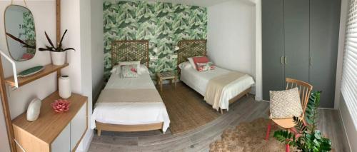 ピラール・デ・ラ・オラダダにあるFantástica casa cerca de la playaの小さな部屋で、ベッド2台、鏡が備わります。