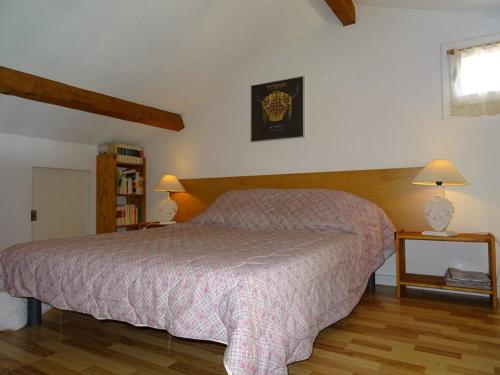 une chambre avec un grand lit et deux lampes dans l'établissement F2 Mezzanine avec Piscine, Parking et Climatisation à Palavas, Proche Plage et Centre-Ville - FR-1-559-8, à Palavas-les-Flots