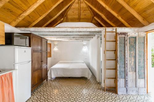 eine Küche mit einem Bett in einem Zimmer in der Unterkunft Casita-estudio El Castaño in El Palmar