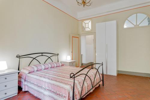 A bed or beds in a room at Dimora Fillungo - Affitti Brevi Italia