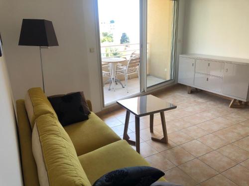 un salon avec un canapé et une table dans l'établissement Citronnier Monaco Sea View, à Beausoleil
