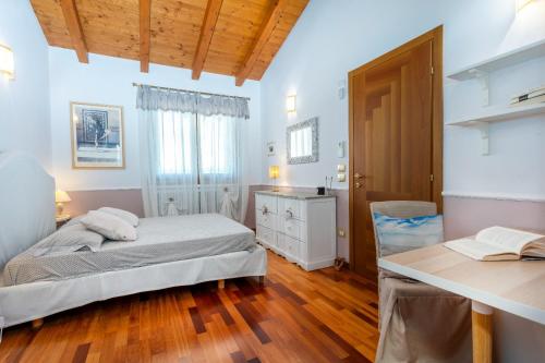 Postel nebo postele na pokoji v ubytování da Dede Cozy Apt with Terrace and Private parking!