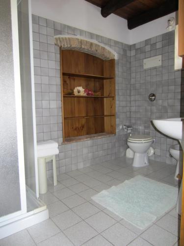 a bathroom with a toilet and a sink at Agriturismo Al Col in Follina