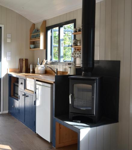 Large Luxury Shepherds Hut with Hot Tub nr Bath photo 30