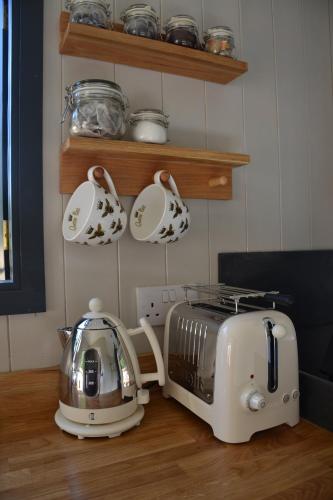 Large Luxury Shepherds Hut with Hot Tub nr Bath photo 29