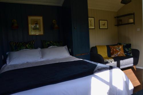 Large Luxury Shepherds Hut with Hot Tub nr Bath photo 17