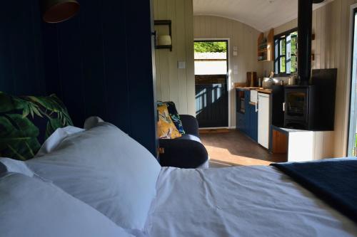 Large Luxury Shepherds Hut with Hot Tub nr Bath photo 9