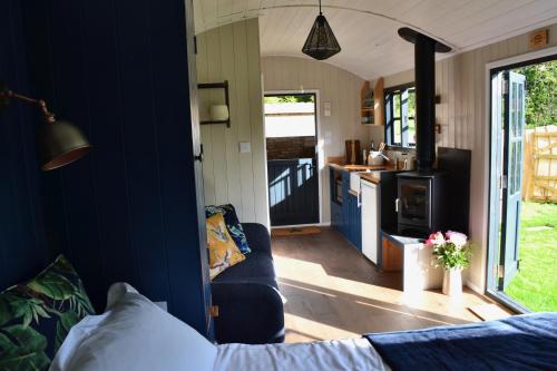 Large Luxury Shepherds Hut with Hot Tub nr Bath photo 19