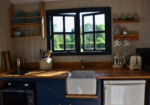 Large Luxury Shepherds Hut with Hot Tub nr Bath photo 18