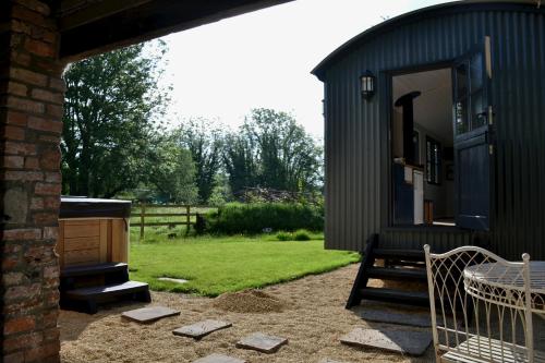 Large Luxury Shepherds Hut with Hot Tub nr Bath photo 22