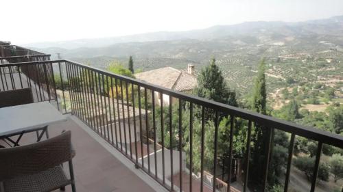 balcón con mesa y vistas al valle en Mirador Castillo La Iruela, en Cazorla