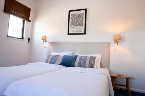 two beds sitting next to each other in a room at Altoclub Alvor Wohnung mit fantastischem Ausblick in Portimão