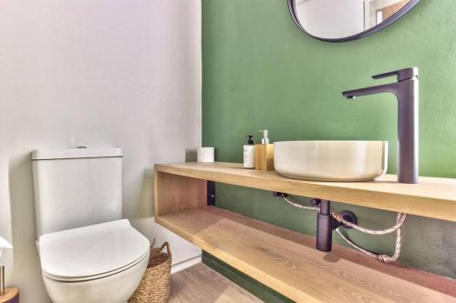 uma casa de banho com um WC branco e um lavatório. em Luxurious Designer Gem located at The Harri na Cidade do Cabo