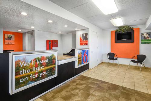 a waiting room with a tv and two chairs at Motel 6-Memphis, TN - Downtown in Memphis