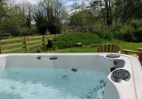 Large Luxury Shepherds Hut with Hot Tub nr Bath photo 10