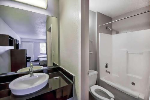 Bilik mandi di Motel 6-Warren, MI - Detroit East
