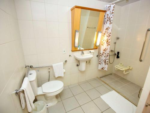 uma casa de banho com um WC e um lavatório em ibis Poços de Caldas em Poços de Caldas