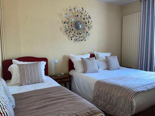 Ένα ή περισσότερα κρεβάτια σε δωμάτιο στο Hôtel de la Pointe du Grouin