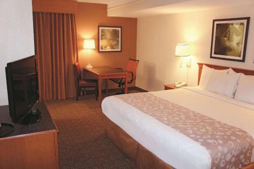 una camera d'albergo con letto e scrivania di Days Inn by Wyndham Augusta Washington Rd ad Augusta