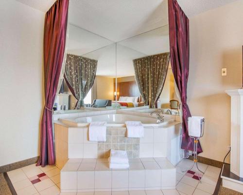 a large bathroom with a tub in a room at Comfort Inn Bathurst in Bathurst