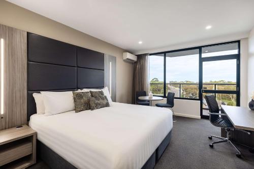 Postel nebo postele na pokoji v ubytování Rydges South Park Adelaide