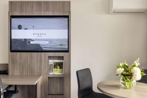 TV a/nebo společenská místnost v ubytování Rydges South Park Adelaide