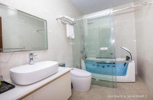 a bathroom with a sink and a shower and a toilet at Cat Ba Seoul 2 Hotel & Apartment in Cat Ba