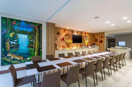 a conference room with a long table and chairs at TRYP by Wyndham Manaus Aeroporto in Manaus