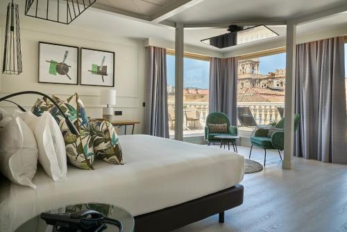 a bedroom with a bed and a view of the city at Vincci Larios Diez in M&aacute;laga