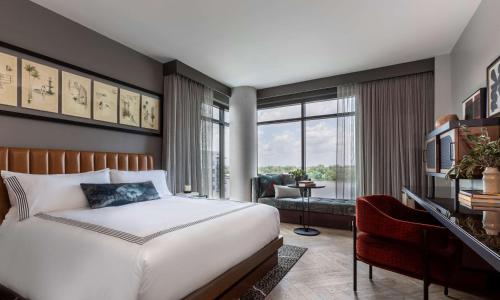 una camera con letto e un soggiorno di Thompson Savannah, by Hyatt a Savannah