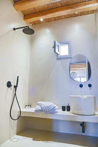 a bathroom with a sink and a mirror at Mystic Villas Koufonisi in Koufonisia