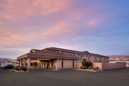 a building with a parking lot in front of it at Quality Inn Wenatchee-Leavenworth in Wenatchee