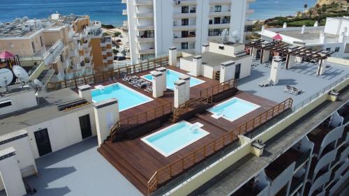 - une vue de tête sur un bâtiment avec 2 piscines dans l'établissement Xperience Algarve - Ocean Terrace, à Armação de Pêra