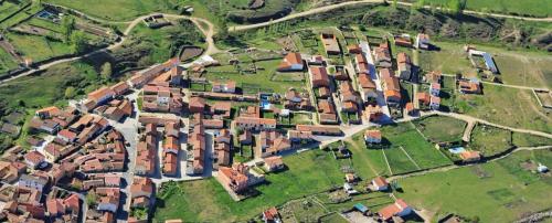 una vista aérea de un pueblo con casas en una colina en Casa rural TIO PEDRITO en Robledillo