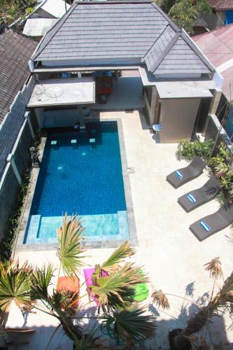 an overhead view of a swimming pool in a house at D'Camel Hotel Lembongan in Nusa Lembongan