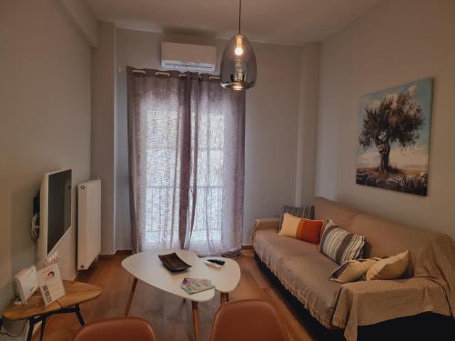 een woonkamer met een bank en een tafel bij Athens' Secret Jewel in Athene