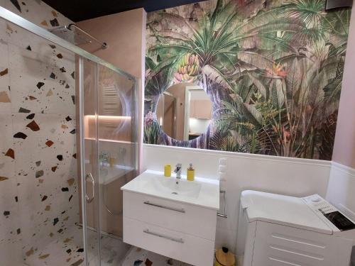 ein Bad mit einer Dusche, einem Waschbecken und einem Spiegel in der Unterkunft Apartament In the Jungle Karpatia Resort in Karpacz