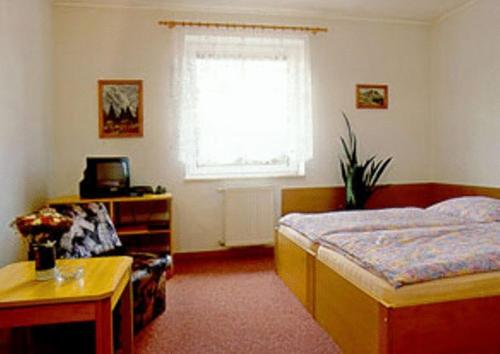 En eller flere senger på et rom på Hotel Pelikan