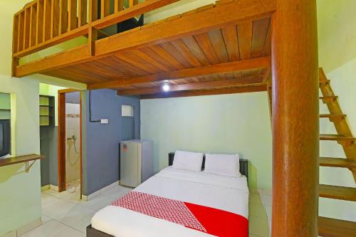 a bedroom with a bunk bed with a ladder at Super OYO 91495 Hotel Indah Residence in Denpasar