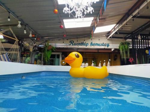 um pato de borracha amarelo sentado numa piscina em Ruenthip Homestay em Banguecoque