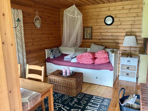 a bedroom with a bed in a log cabin at saunamökki Rauhala,LaatuLomat in Juva