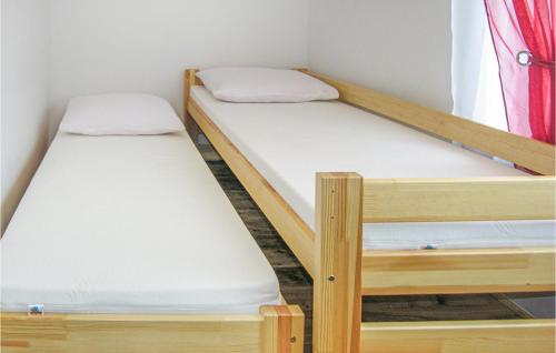 two bunk beds in a small room withthritisthritisthritisthritisthritisthritisthritisthritis at Gorgeous Home In Swinoujscie With Outdoor Swimming Pool in Świnoujście