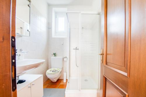 uma casa de banho com um WC, um lavatório e um chuveiro em [NEW BELLINZONA] Grazioso Nido a ☆☆☆☆☆ em Bellinzona