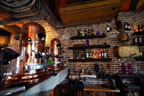 un bar con una pared de ladrillo y una barra de bar en Terra Firma Hotel Boutique en Villa Carlos Paz