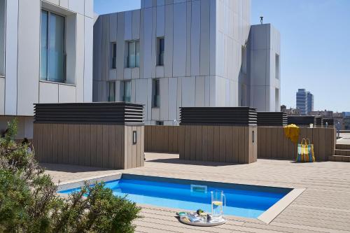 Bazén v ubytování Lugaris Beach Apartments nebo v jeho okolí