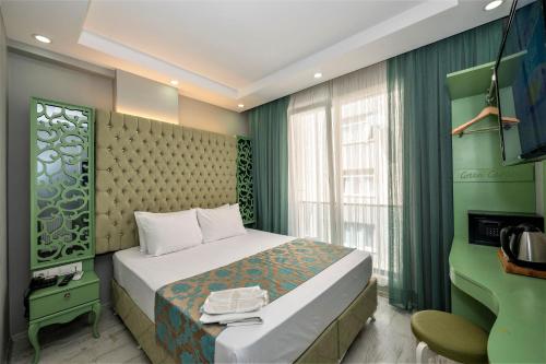 En eller flere senge i et værelse på Green Garden Hotel