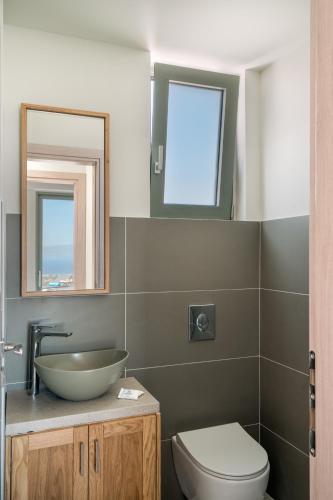 Ένα μπάνιο στο Luxurious Villa Cretan Aura with Private Heated Pool, Jacuzzi and Playroom